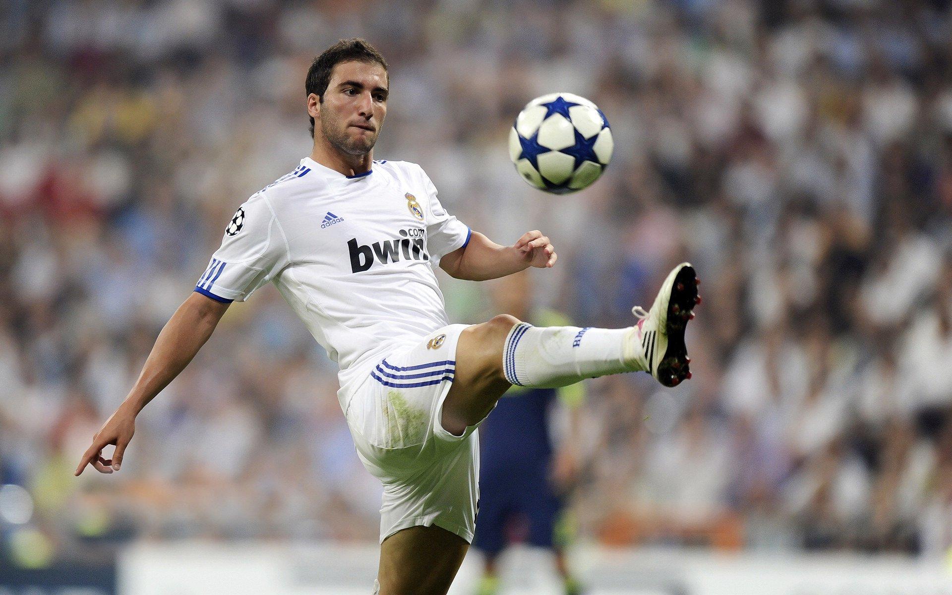 铁人1-2扳回一城！水停球助攻穆本扎挑射定胜局